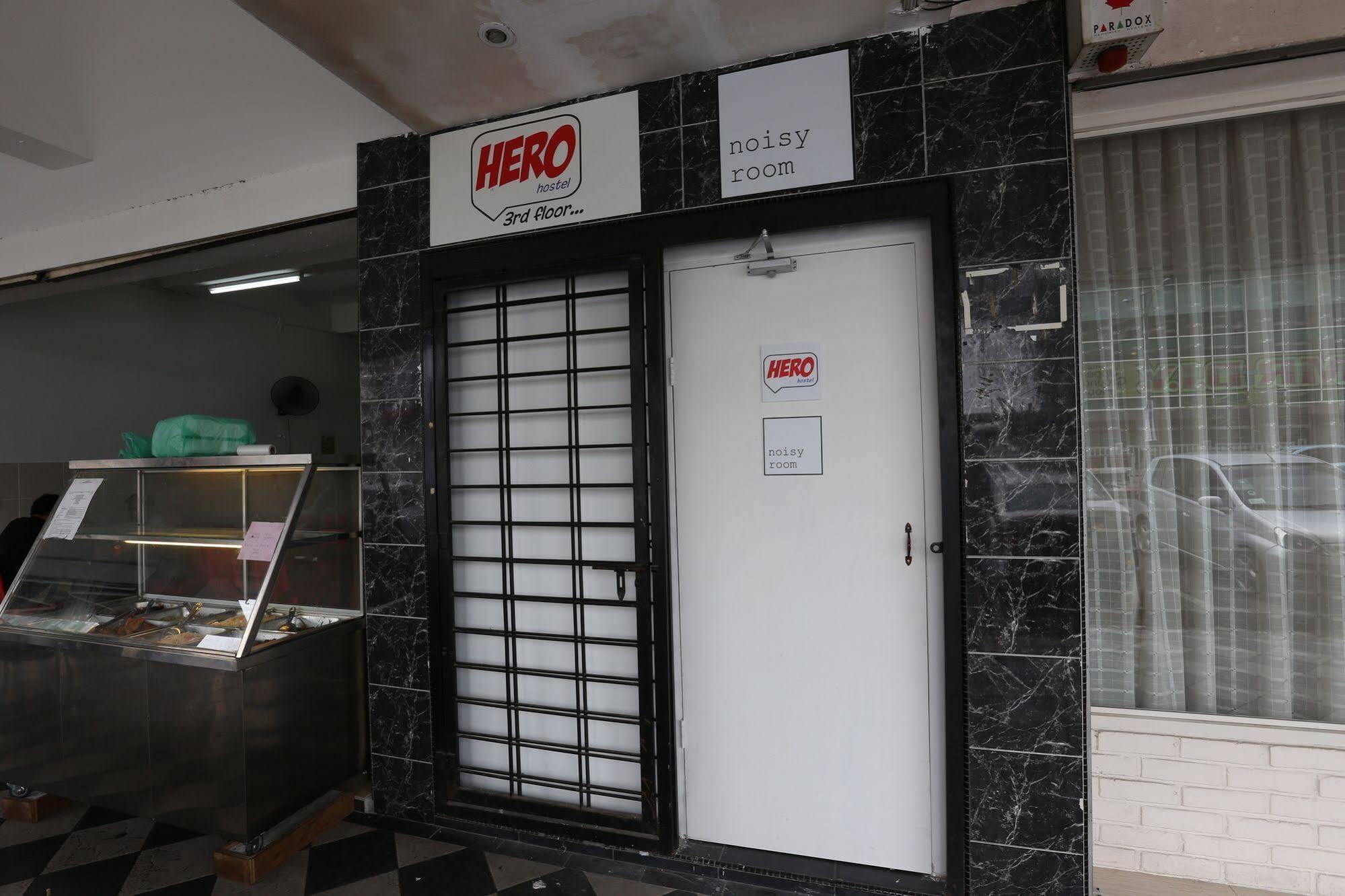 Hero Hostel Кучинг Екстериор снимка